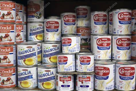 Varias latas de leche condensada de diferentes marcas