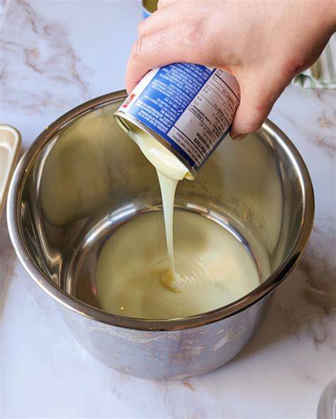 Olla a presión con una lata de leche condensada en su interior