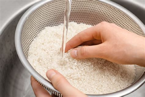 Proceso de lavado del arroz hasta que el agua quede transparente
