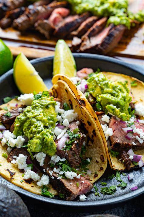Tacos de carne asada con diferentes salsas mexicanas