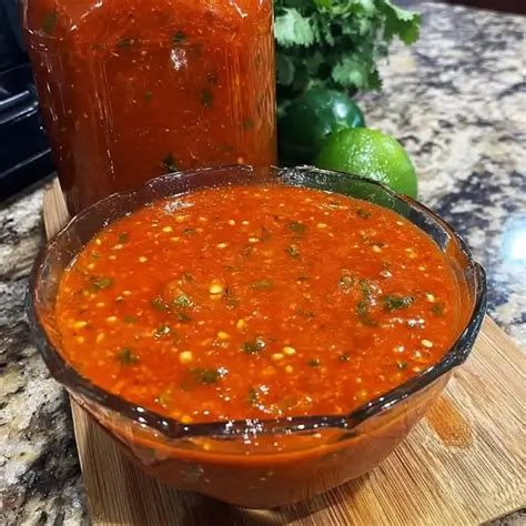 Salsa roja casera en un frasco de vidrio