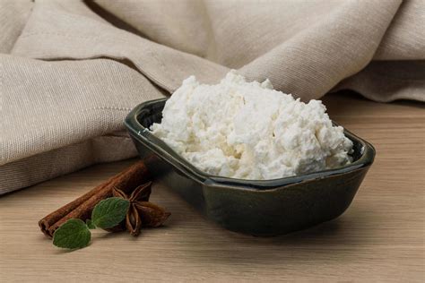 Queso ricotta en un bol