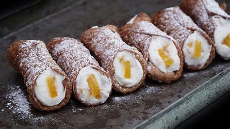 Cannoli sicilianos con relleno de ricotta