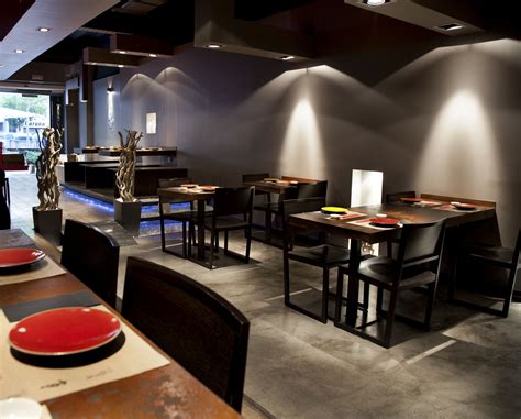 Interior moderno y acogedor de EA Gastro Sushi
