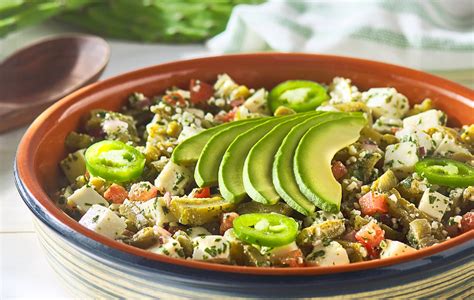 Ensalada de nopales con queso fresco y aguacate