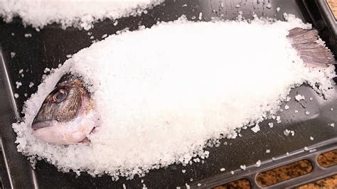 Pescado entero cocinado a la sal en el horno