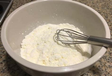 Mezclando ingredientes secos y húmedos para bizcocho