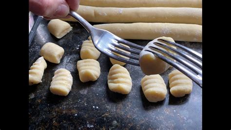 Formando ñoquis con un tenedor