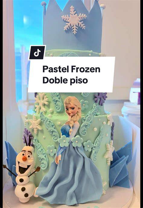 Pastel fondant con diferentes rellenos cortado