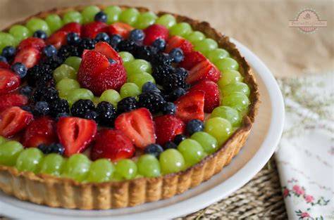 Tarta con capas de crema chantillí y fruta fresca