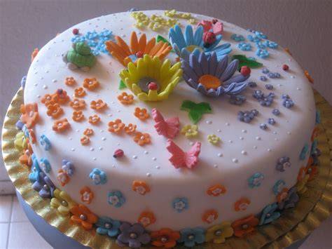 Pastel fondant decorado con flores de azúcar