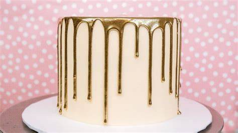 Pastel con drip dorado decorativo