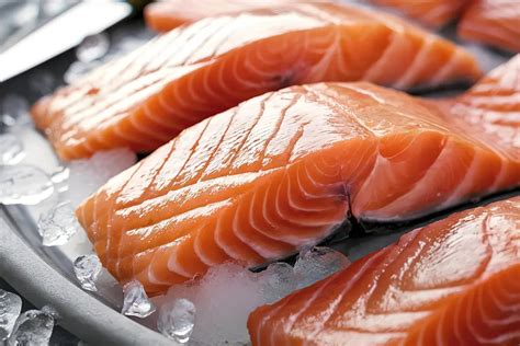 Salmón fresco en dados