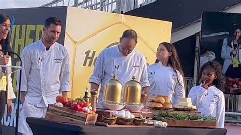 Lionel Messi en un evento infantil como chef
