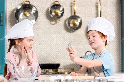 Niños cocinando con delantales y gorros Zara Home