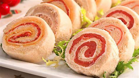 Variedad de rollitos de pan de molde salados y dulces