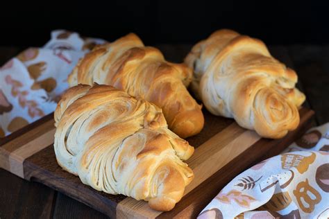 Pan de manteca hojaldrado con cortes visibles