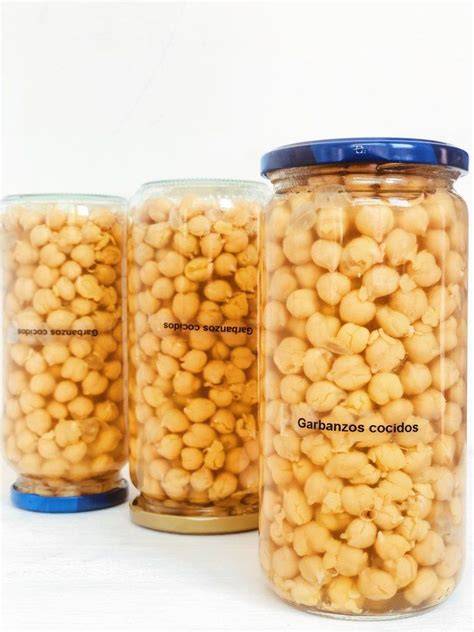 Garbanzos de bote escurriéndose