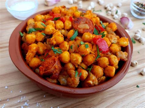 Garbanzos fritos como topping en una ensalada