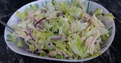 Ensalada de pollo y lechuga variada