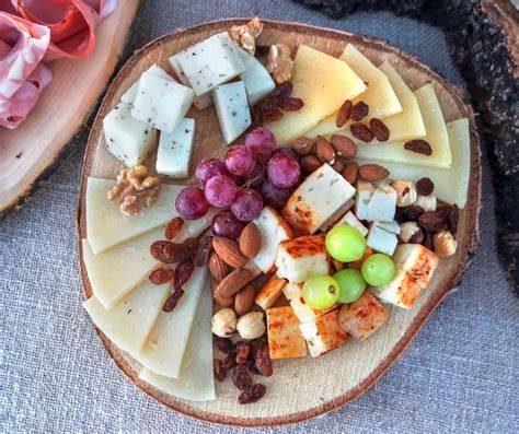 Plato de queso de cabra con frutas y frutos secos