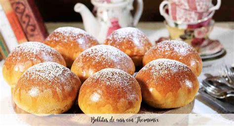 Bollitos de anís recién horneados sobre una rejilla