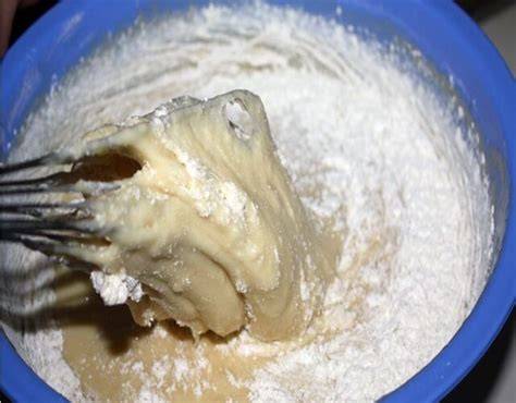 Ingredientes frescos para la masa de bollitos de anís