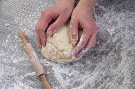 Persona amasando masa para bollitos de anís en una superficie