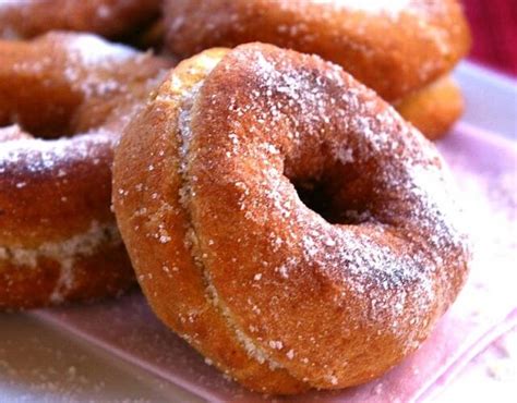 Bollitos de anís canarios presentados en un plato tradicional