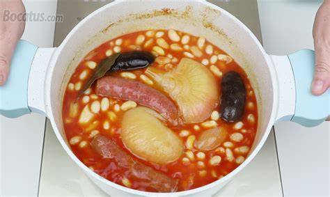 Cocción de las judías blancas con chorizo a fuego lento