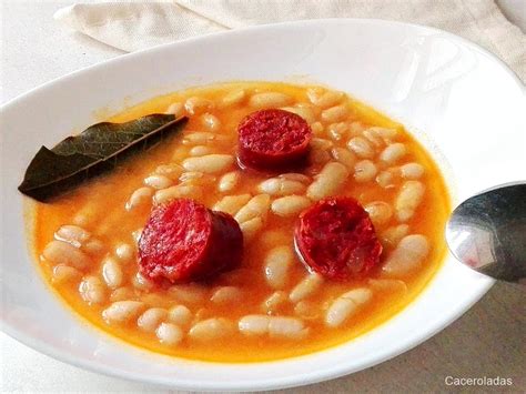 Olla a presión cocinando judías blancas con chorizo