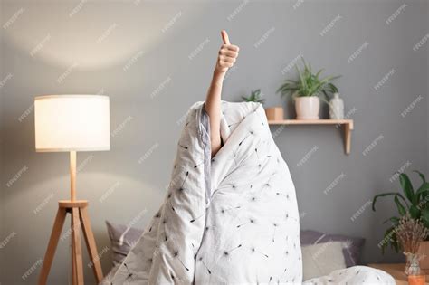 Persona envuelta en una batamanta en el sofá