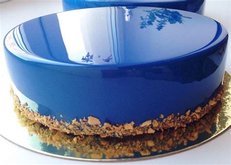 Glaseado espejo aplicado sobre un postre