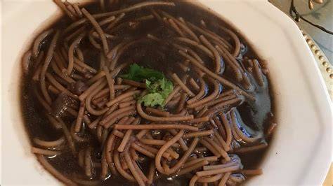 Sopa de frijol con fideos lista para servir