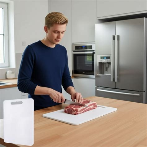 Mesa con utensilios de cocina para jabalí guisado