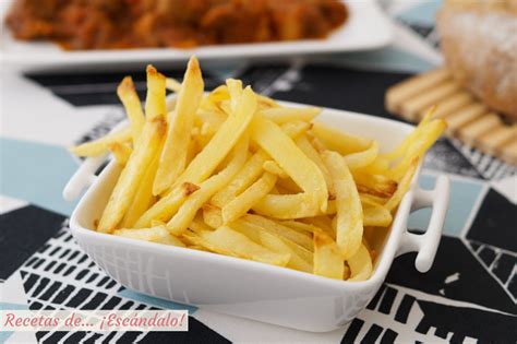 Patatas fritas en una bandeja para horno