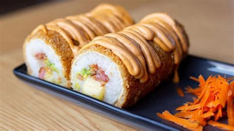 Proceso de enrollado y empanizado de sushi