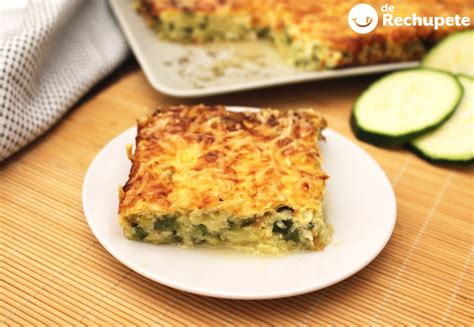 Capas de pastel de calabacín y tomate