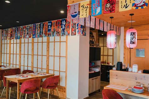 Interior de SHOKAI Sushi Bar II con decoración japonesa tradicional y zonas de tatami