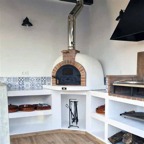 Interior tradicional de un asador castellano con horno de leña