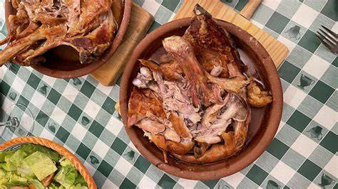 Plato de lechazo asado servido con ensalada de la huerta