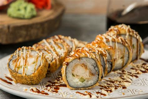 Variedad de platos de sushi y tempura en un buffet