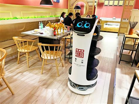 Robot camarero sirviendo en un restaurante