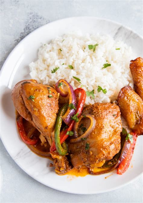 Plato de pollo guisado con salsa de coco y arroz