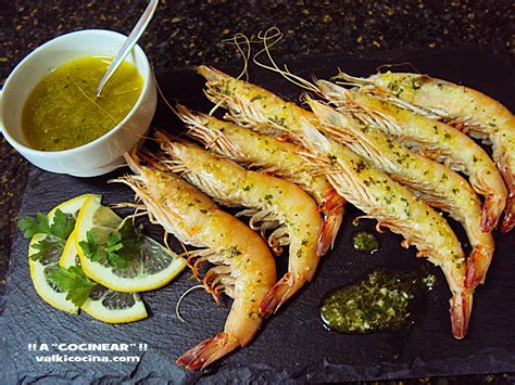 Langostinos frescos listos para marinar con ajo, perejil y limón