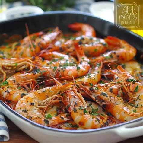 Plato de langostinos al horno con rodajas de limón y pan crujiente