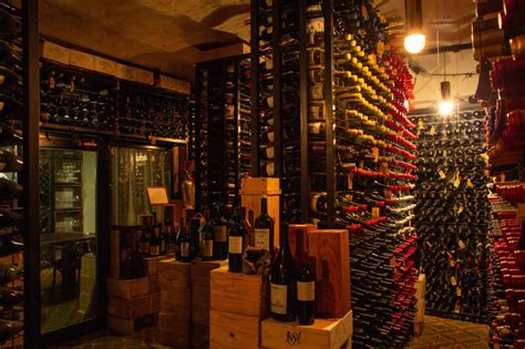 Colección de vinos en la cava de Don Julio