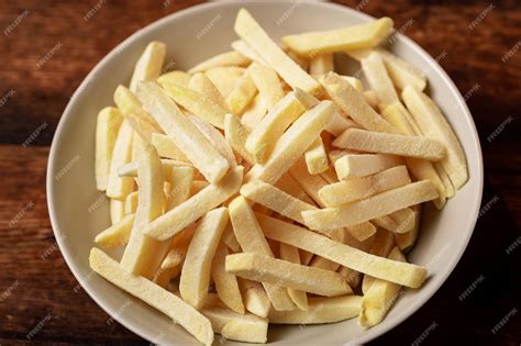 Patatas fritas congeladas en un plato