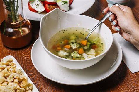 Sopa de garbanzos servida caliente con hierbas frescas
