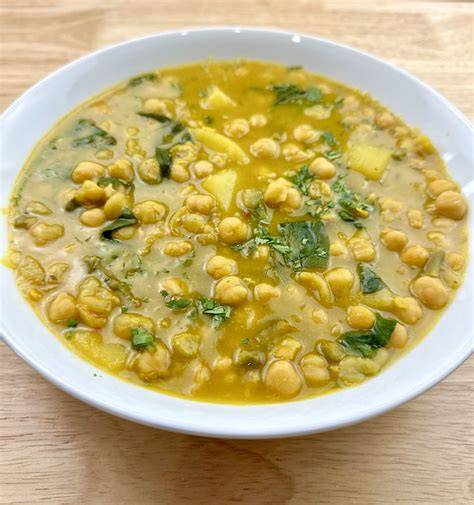 Variedad de vegetales frescos para sopa de garbanzos